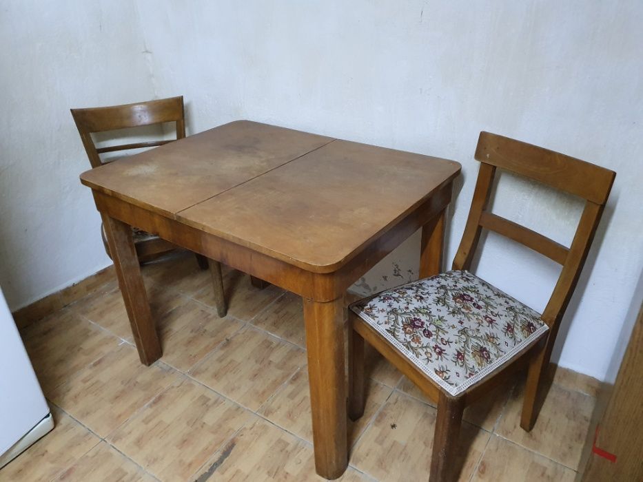 Masa din lemn cu doua scaune .PRET 600 ron