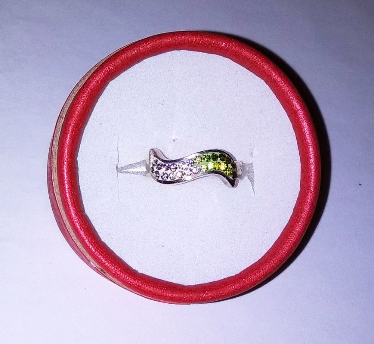 Кольцо серебряное с камнями Swarovski