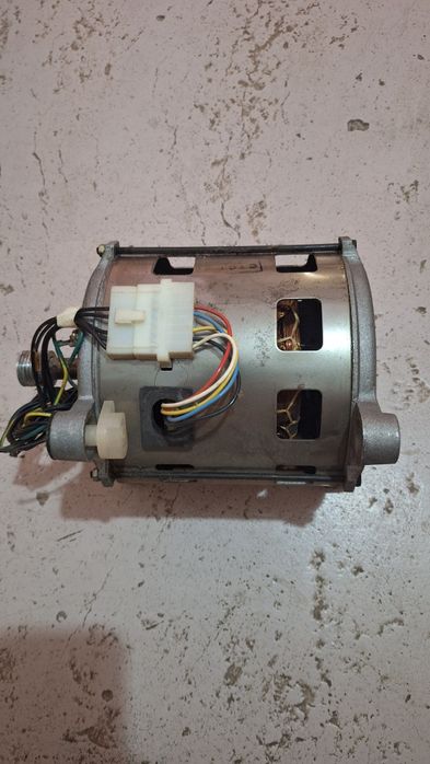 Vând un motor electric la 100 de dolari bucata.