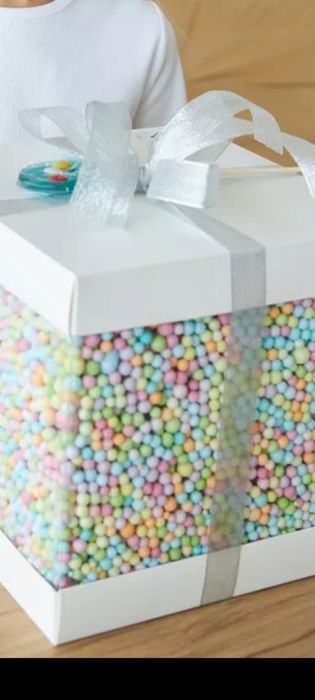 Подарок для ребёнка в коробке с шариками