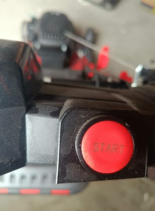 Masina de tuns pe benzina pornire la buton