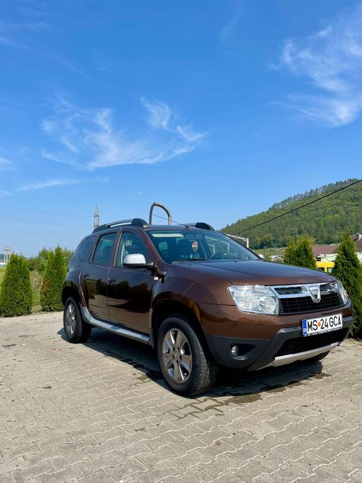 Vând sau schimb Dacia Duster