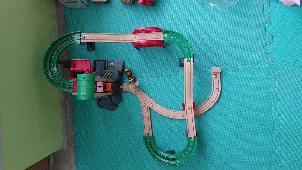 Brio , склад с асансьор и влаково трасе