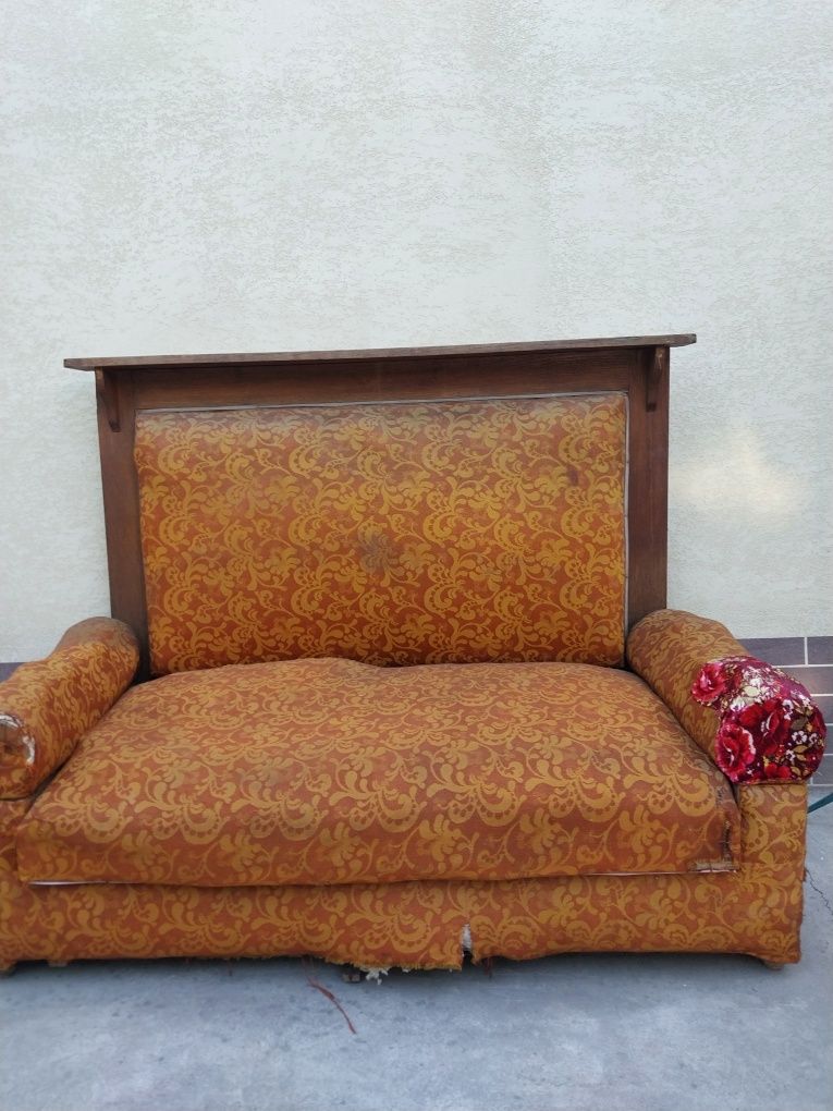 Divan eski lekin sifati yaxshi remon talab