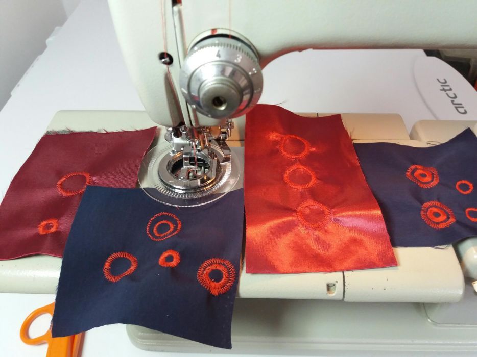 Accesorii, dispozitive, ace, graifare, suveici ,mosorele,pinioane etc.