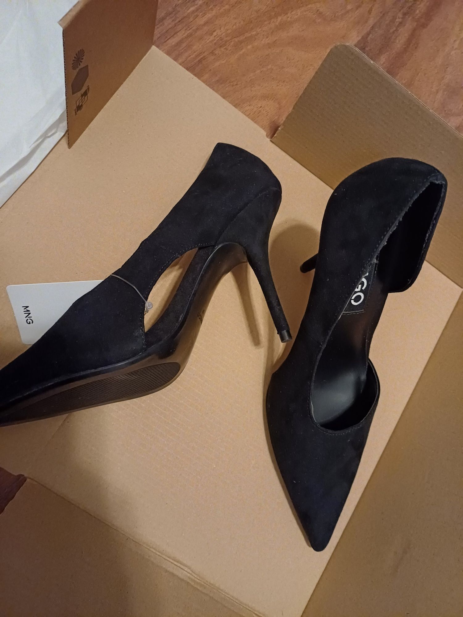 Черни остри обувки Mango + Елегантни златисти балеринки Zara, 37 номер