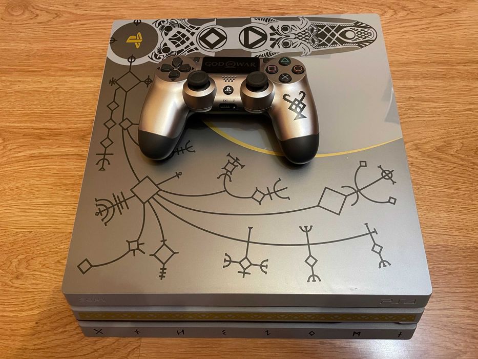 PlayStation 4 PRO 1TB God of War Limited Edition, 2 джойстика, 10 игри