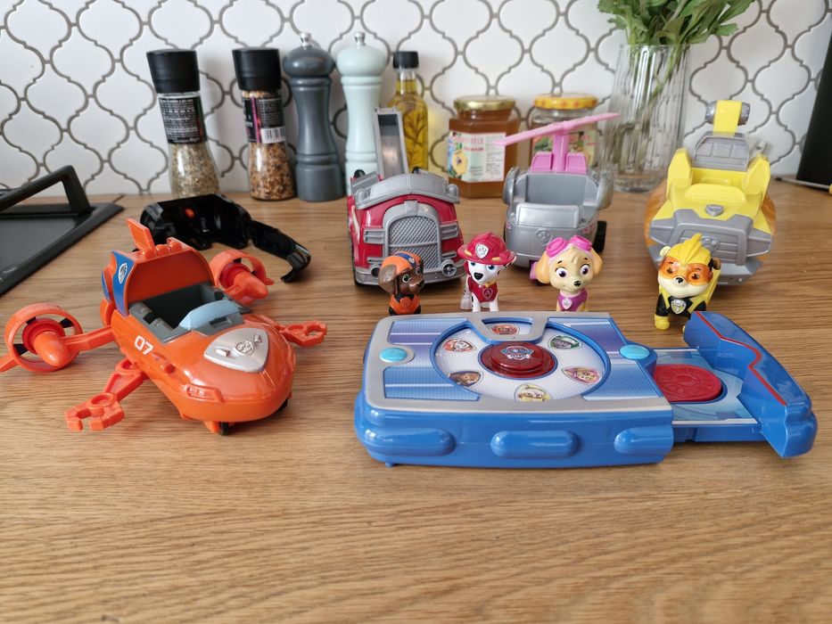 Vând set de cățelușilor de la paw patrol fără tableta lui Ryder