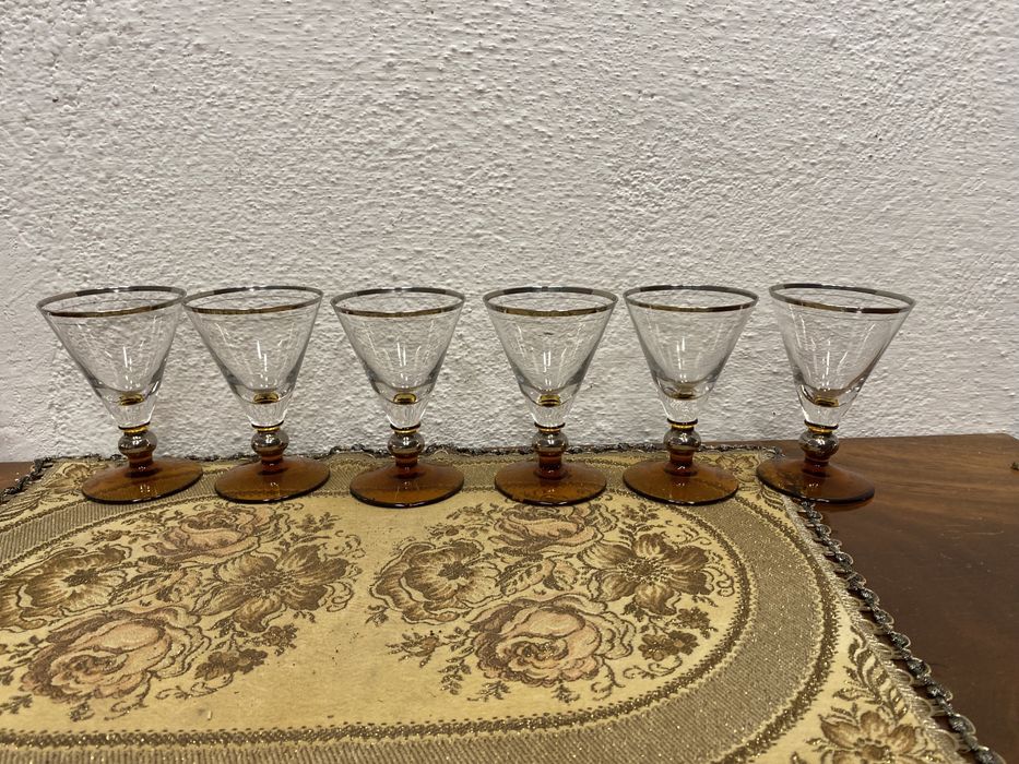 Италиански чаши със столчета от разтопено стъкло