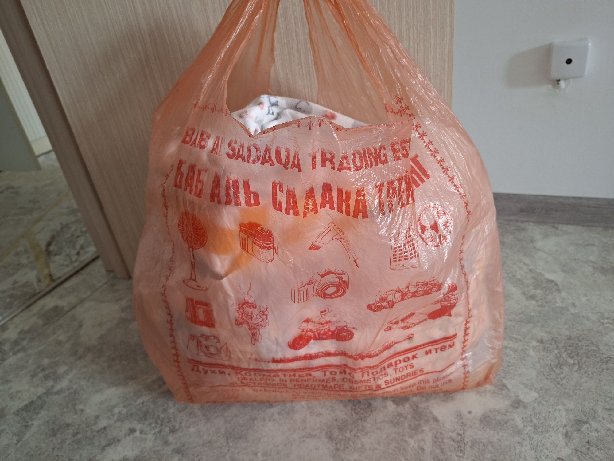 Отдам летскре вещи за шоколадку.