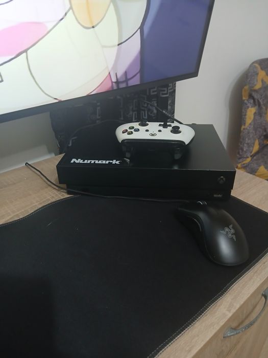 Vând Xbox one x urgent!!