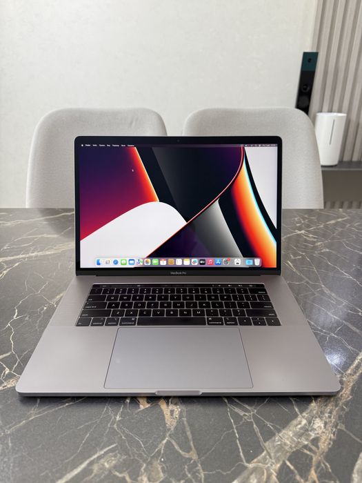 MacBook Pro 2018год. Core i7-8750H/16/256GB. RETINA 15