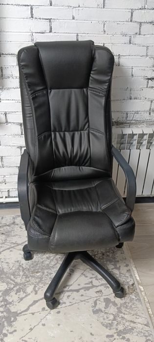 Продам кожаное офисное кресло