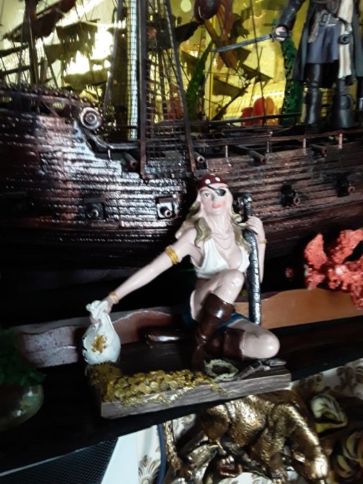 Продам статуэтку девушка пират