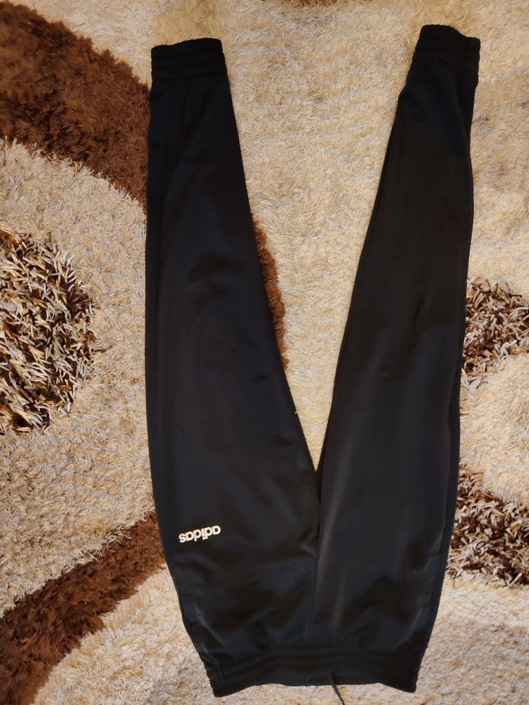 Vând pantaloni de trening Adidas