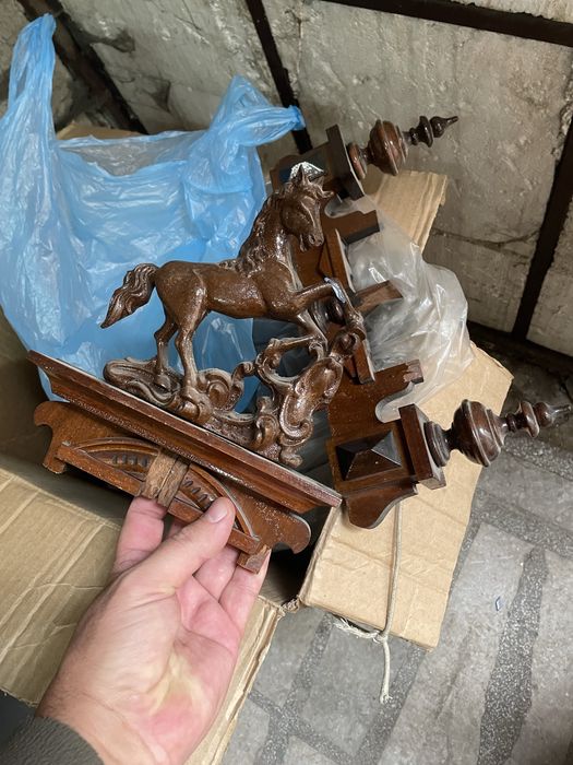 Два старинни часовника