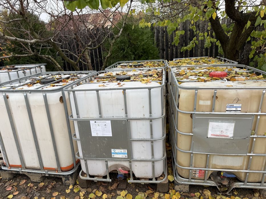 Vând Bazine plastic 1000L