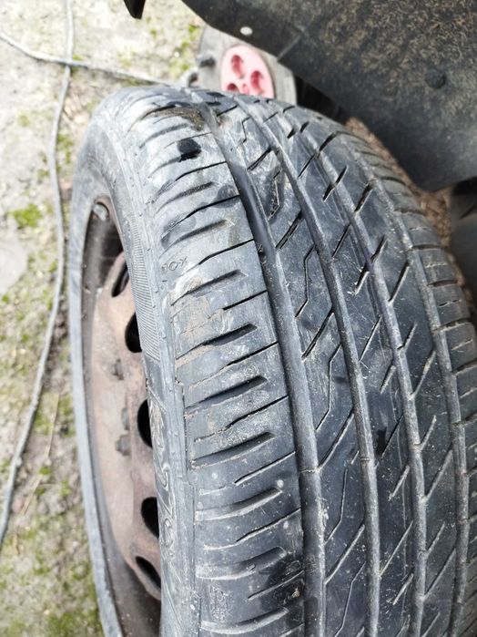 Vînd 2 cauciucuri cu jante Ford focus desmembrez mașină focus an2002