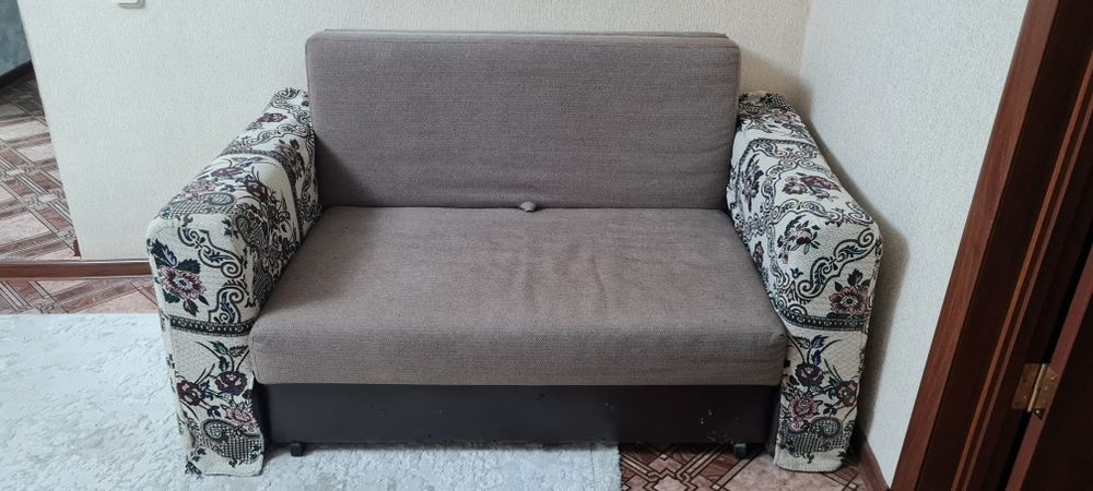 Продам компактный раскладной двухместный диван. Внутри имеется место д
