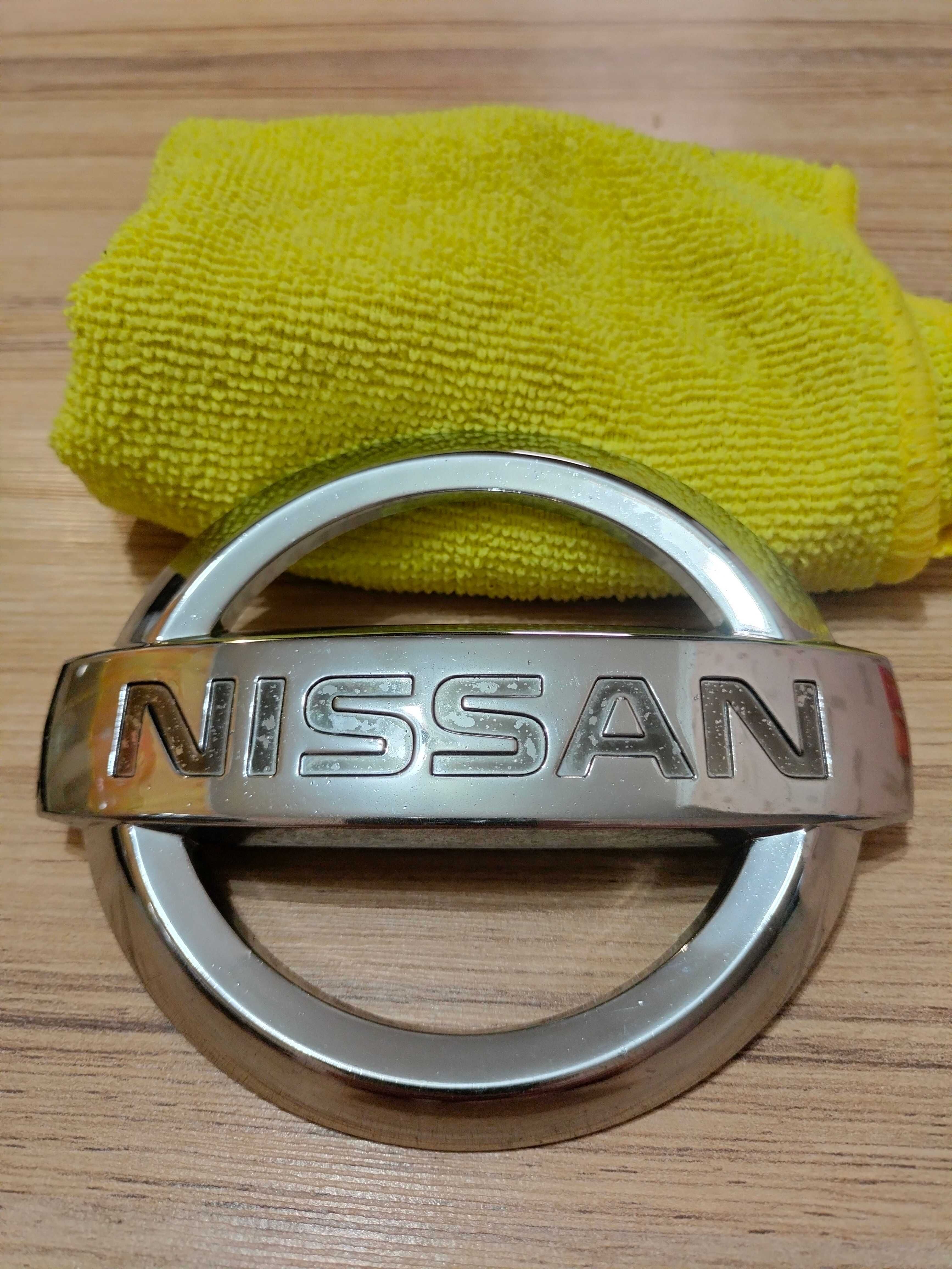 Эмблема Nissan на капот