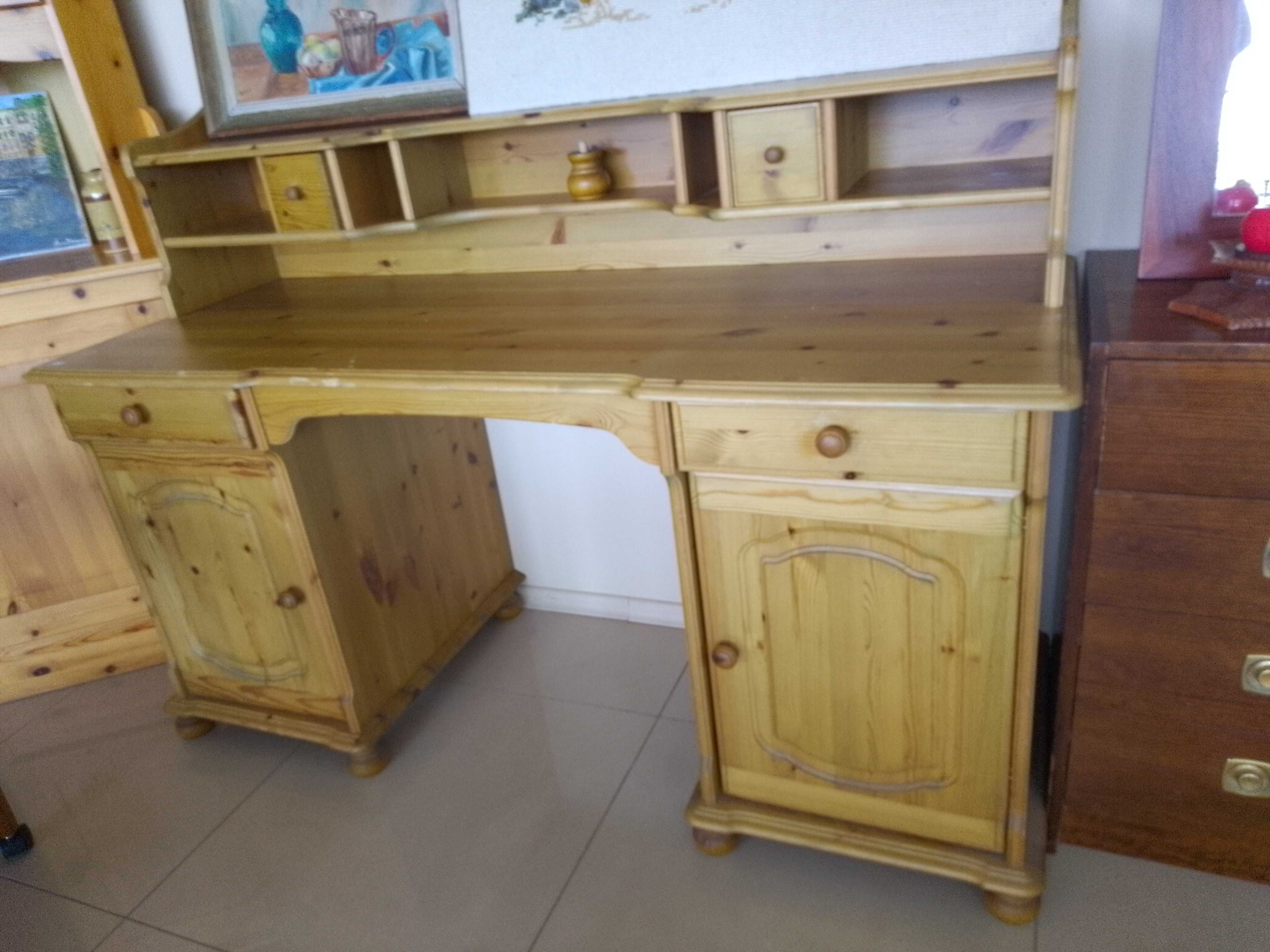 Масивно дървено бюро от иглолистно дърво