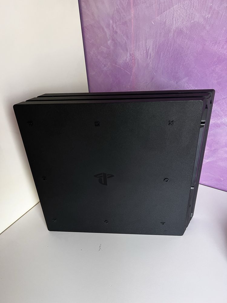 PlayStation 4 Pro 1TB 2 джойстика