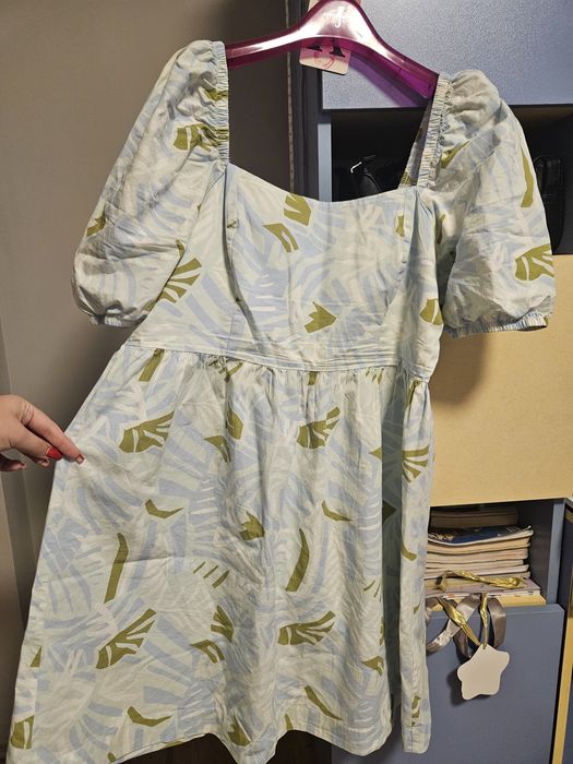 Лятна рокля с лек, ефирен плат и флорален принт