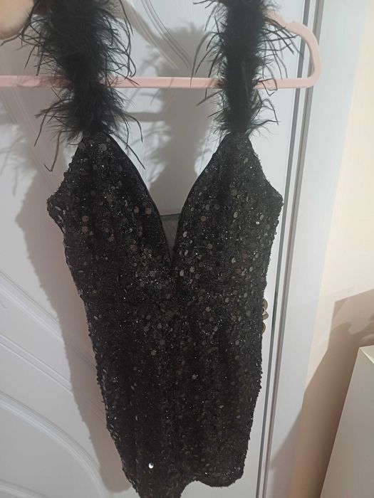 Празнична рокля с пера и пайети