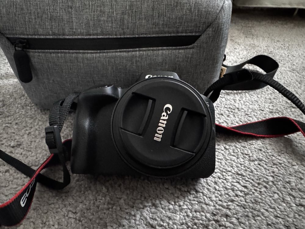 Aparat foto Mirrorless Canon EOS R100