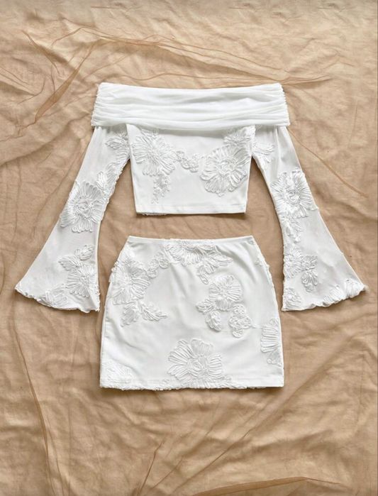 Елегантен дамски комплект – топ с дълъг ръкав и пола