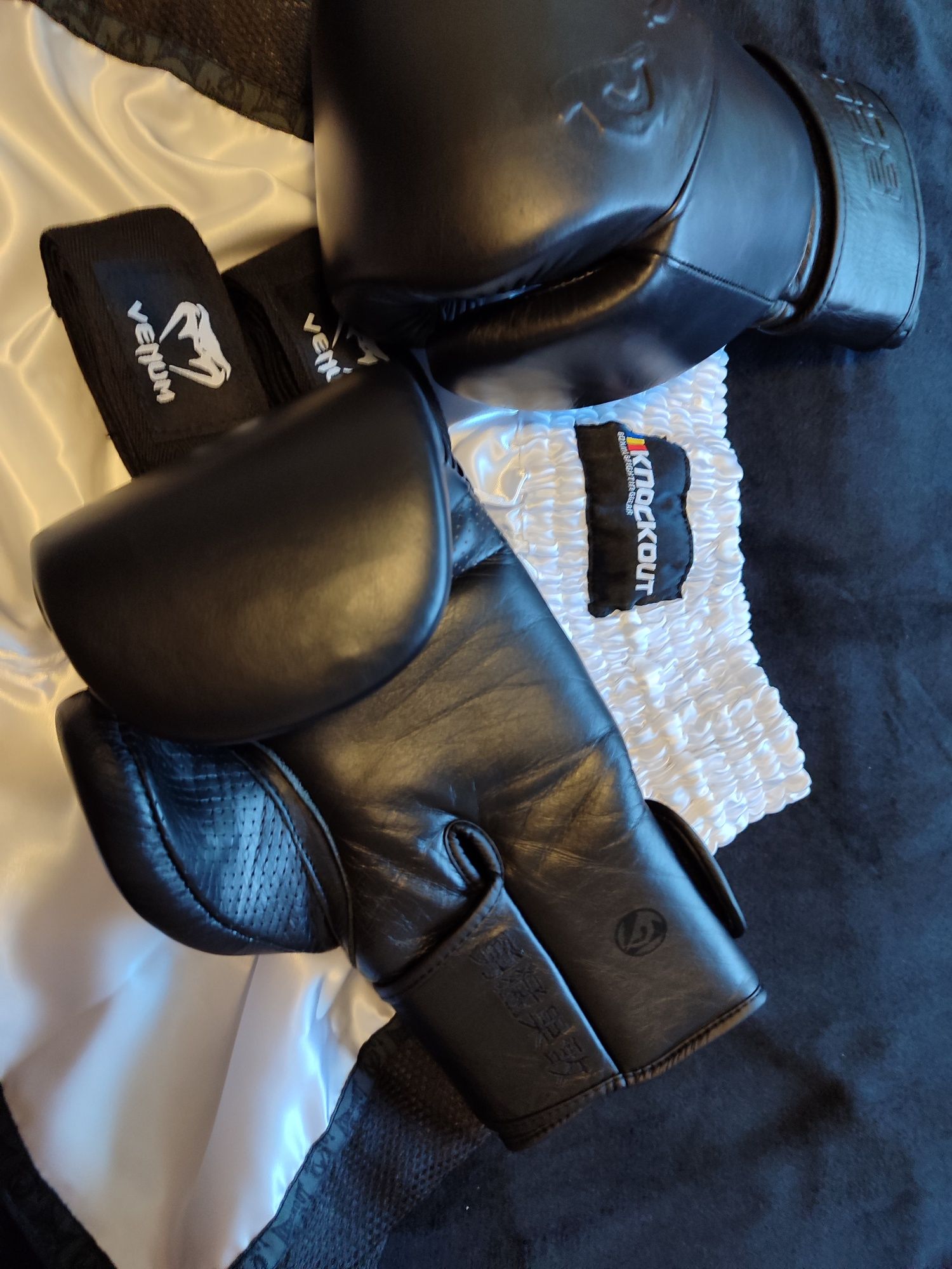 Echipament BOX/MMA - Manusi, Pantaloni si Bandaje Incheieturi