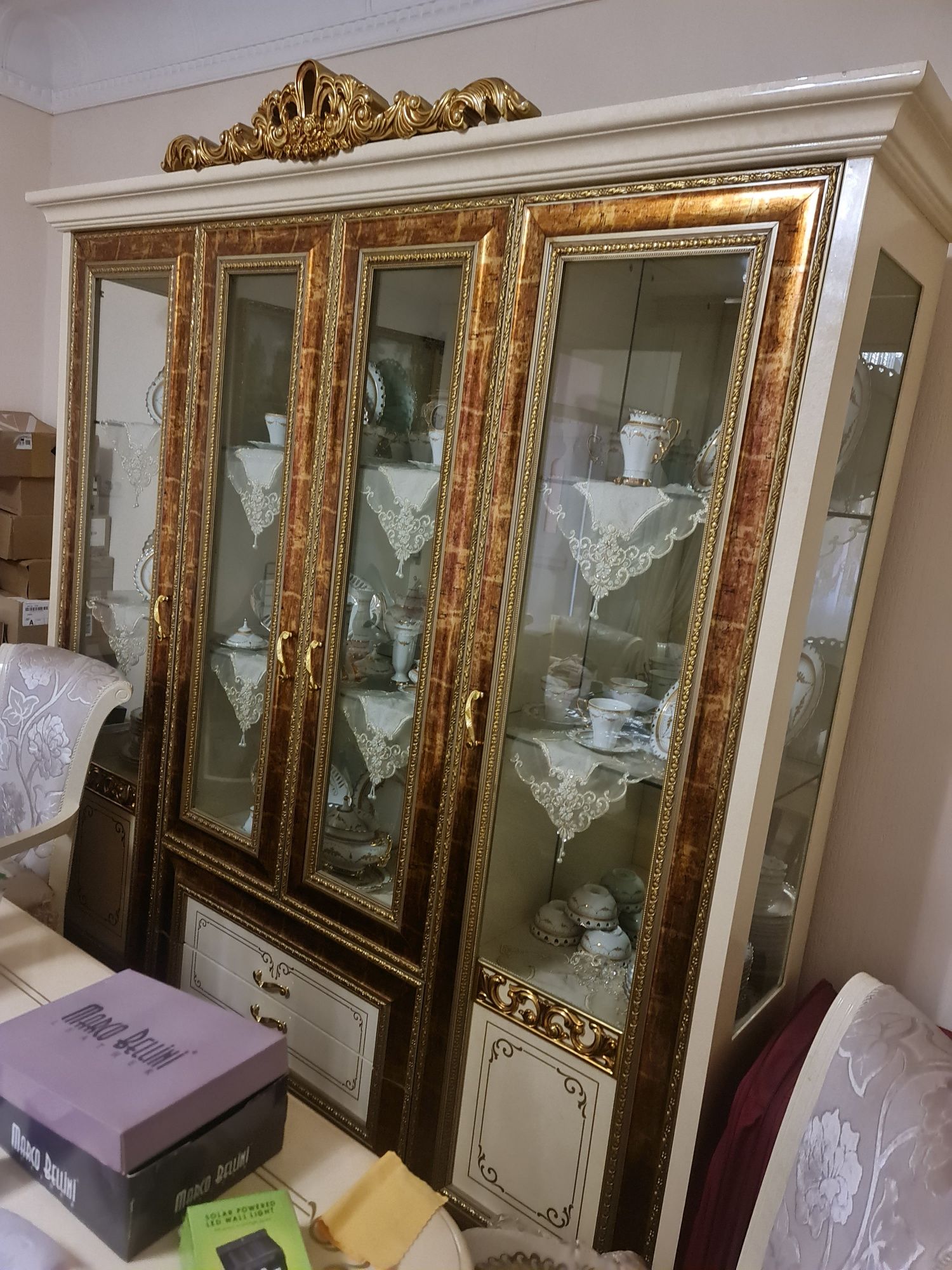 Сервант,комод с зеркалом и стол стулья