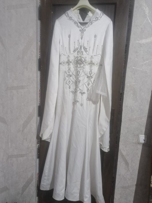 Продается белая платья с камушками.