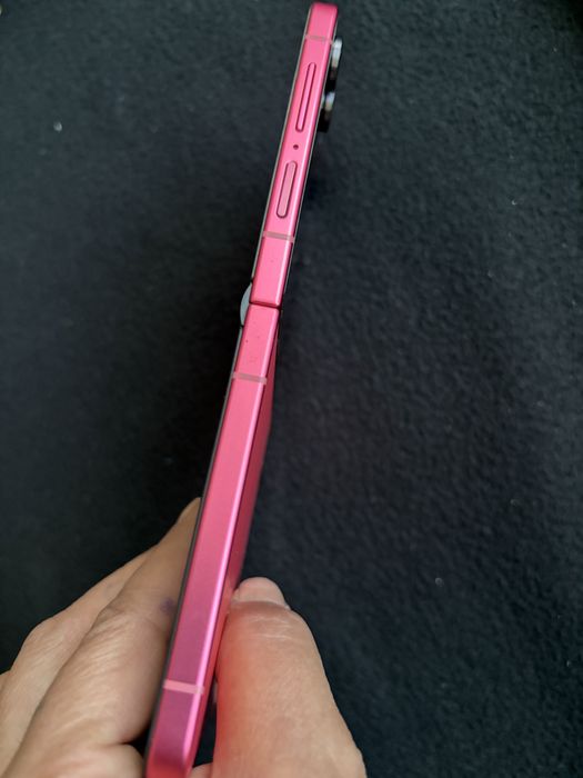 Z Flip7 Samsung Coralred