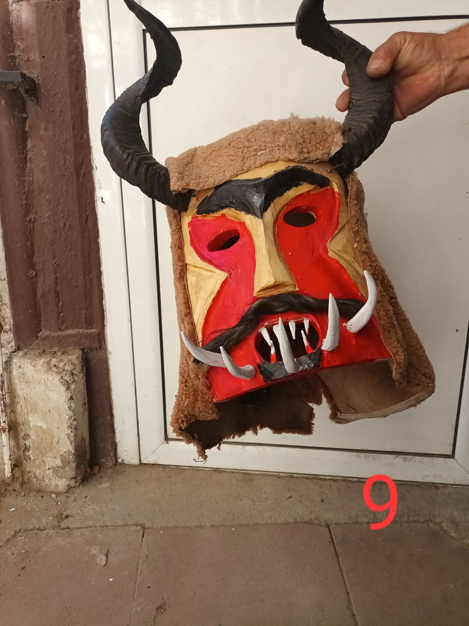 Кукерски маски от рога и кожа
