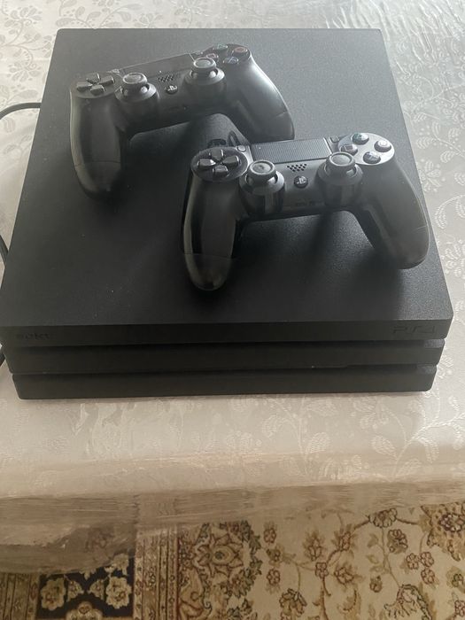 PS4 pro продам с двумя джостиками.