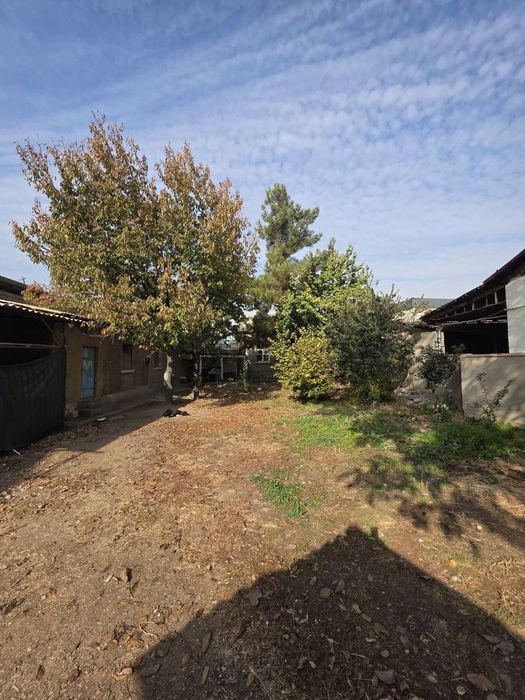 Продаётся  земельный участок  со старым домом.