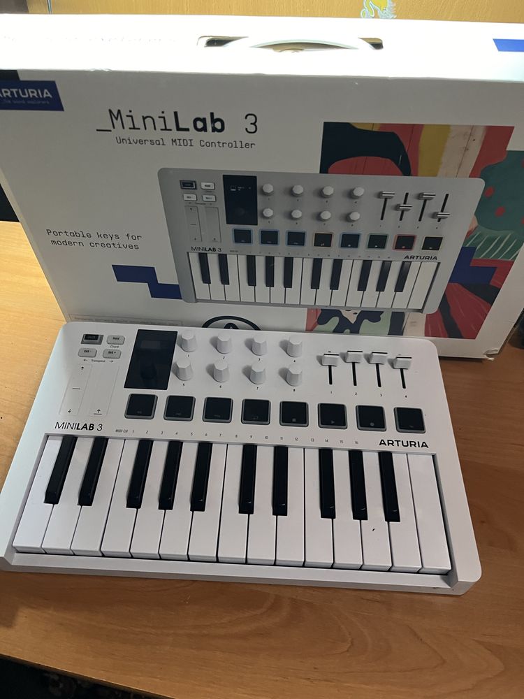 Продам Midi клавиатуру Arturia minilab 3