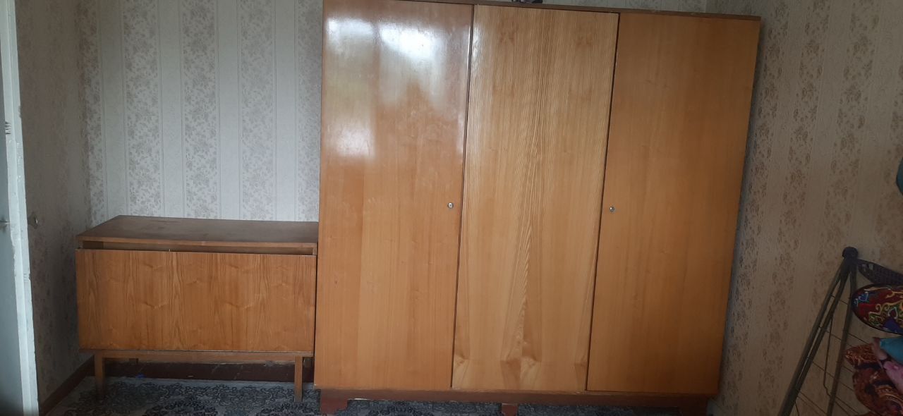 деревянные тумбочка и шкаф