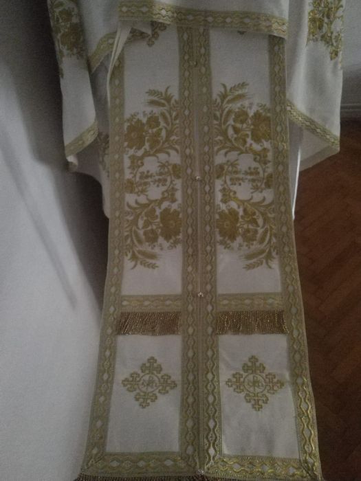 Vesminte preotesti set complet cu acoperaminte.   Detalii pe whatsapp