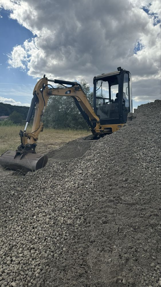 Închiriez miniexcavator