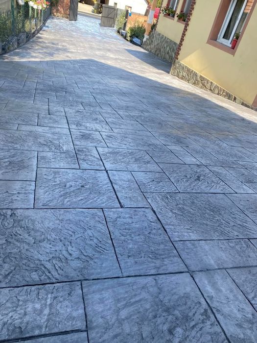Beton amprentat . Pret 130 -140 Ron/mp Toate materiale si manopera .