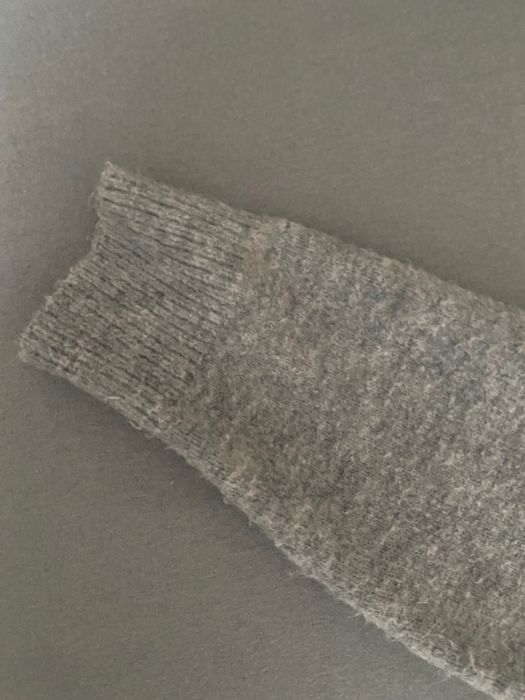 Скъсен сив пуловер