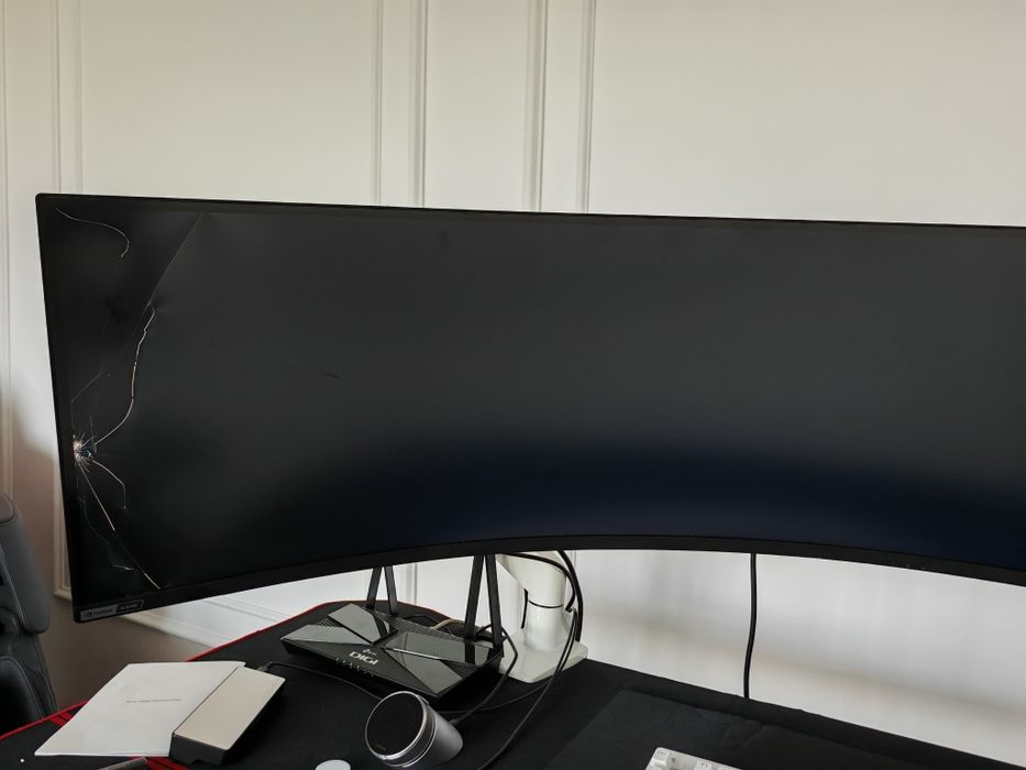 Samsung Odyssey Neo G9 – DEFECT (panou spart) – pentru piese