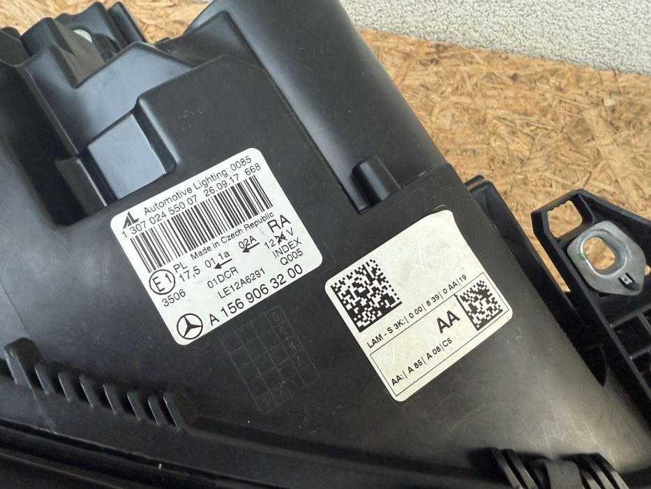 Far dreapta Mercedes GLA W156 Bi Xenon + LED Original Europa