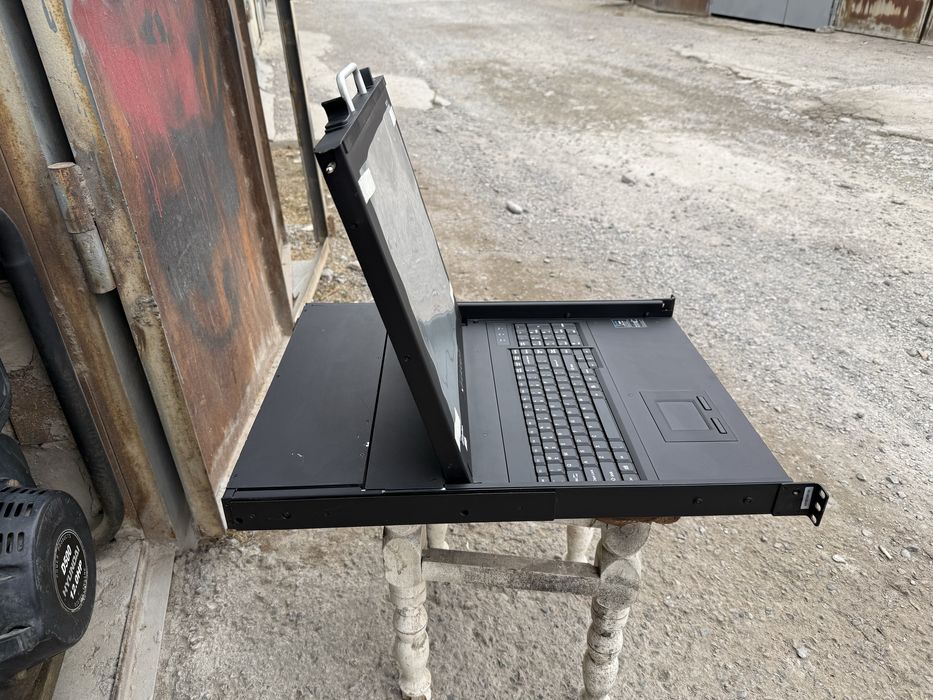 * 8-портовая IP-удаленная KVM-консоль Raritan 17-дюйм