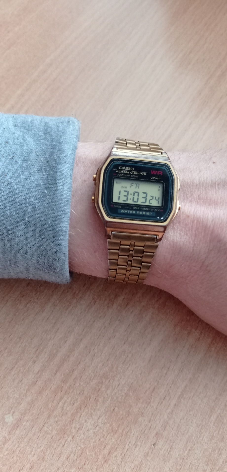 Продам электронные часы casio