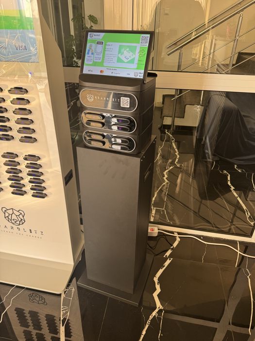 Afacere la cheie: retea statii de incarcare telefoane
