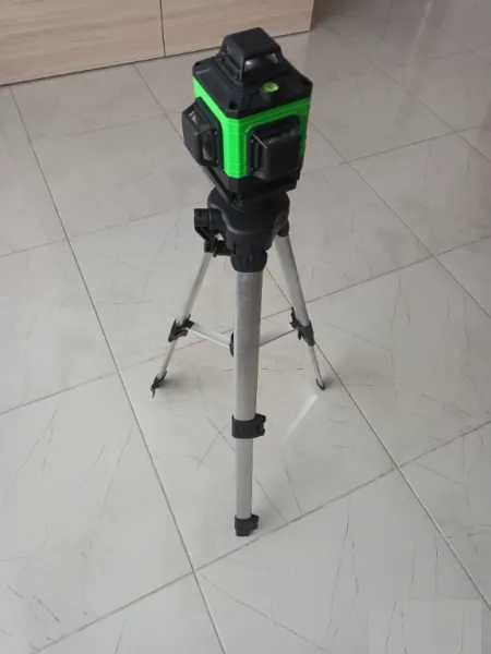 Лазерен нивелир 16 линии + 2 батерии, дистанционно, трипод 1м, IP54