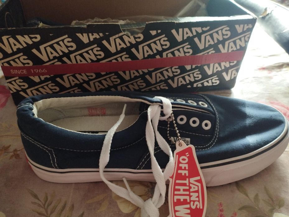 Vând  teniși Vans